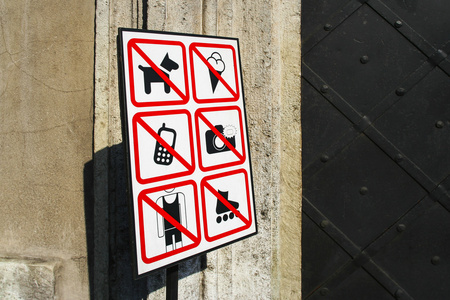 被禁止的活动,参观博物馆时一套照片