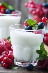 健康与混合浆果酸奶