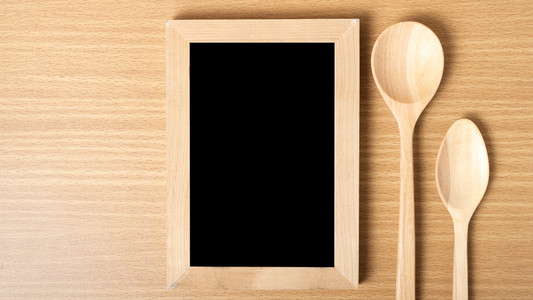 黑板和木制的勺子