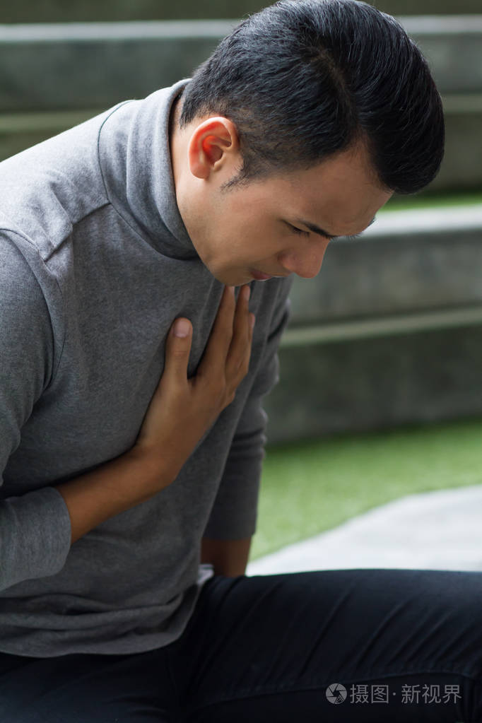 生病的人,患有心脏病发作,胸痛