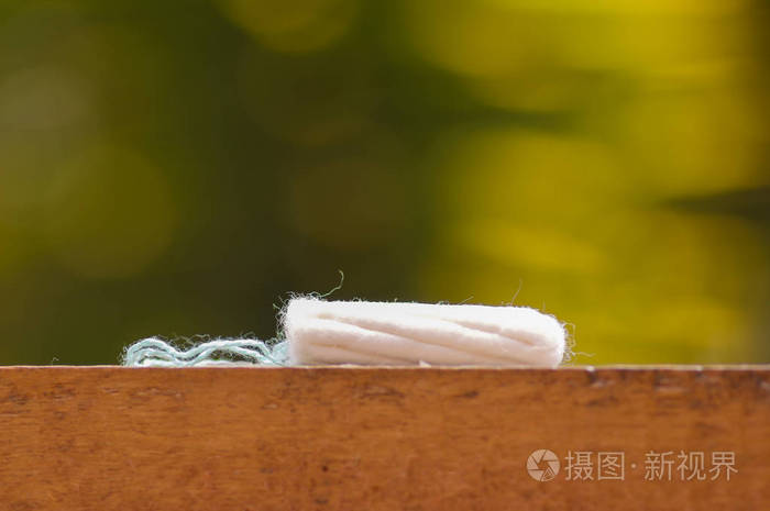 女性卫生产品月经棉卫生棉条对木质结构，在模糊的背景