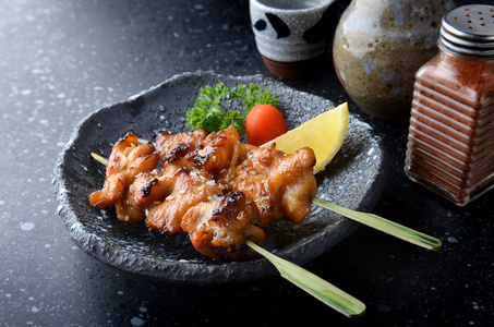 日本鸡肉烧烤或烤鸡肉串