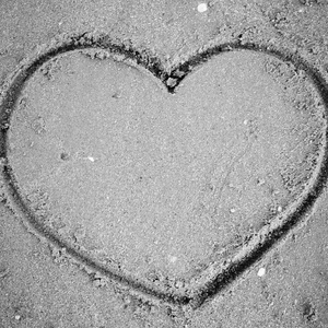 在海滩黑色和白色的颜色色调万科在沙滩上的一颗心