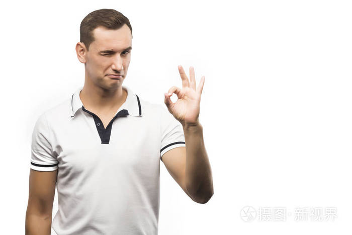 年轻的 manshowing ok 的手势孤立在一张白纸