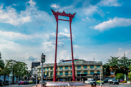 在曼谷，泰国苏泰寺，巨型红色秋千