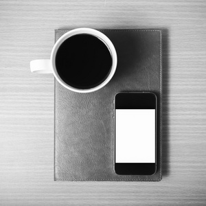 智能手机和咖啡杯上本书黑色和白色的颜色色调 st