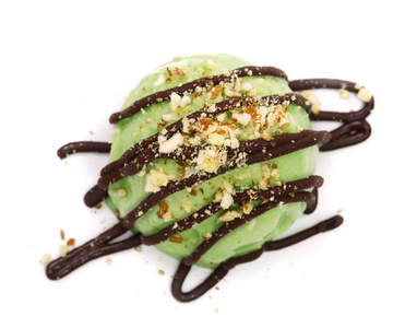 融化的巧克力和坚果白色背景，顶视图上孤立绿茶或开心果冰淇淋球