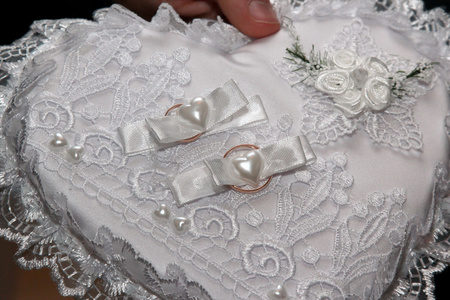 婚礼的金戒指是在装饰的枕头上