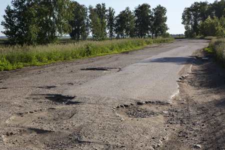 破碎的织物的鄂木斯克地区的农村道路