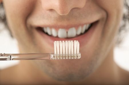牙刷牙膏和张开的嘴图片