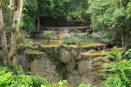 级别 4 的清迈湄卡闵瀑布干涸在夏天，Kanchanab