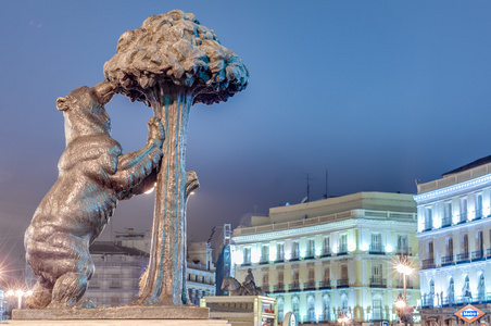 熊和草莓树雕像在马德里，西班牙