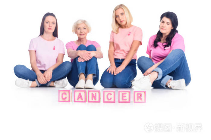 在与癌症题字的粉红 t 恤的妇女