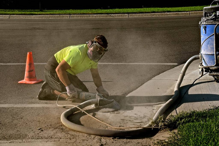 磨公路与路边的混凝土边缘图片