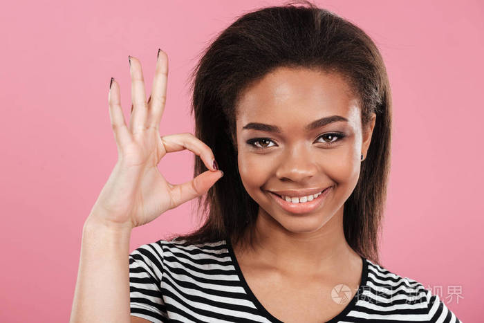 显示ok手势的满意微笑非洲女人的画像