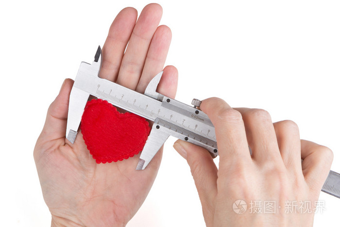 女手测量心脏的大小