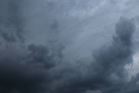 暴风雨的乌云与黑暗的天空