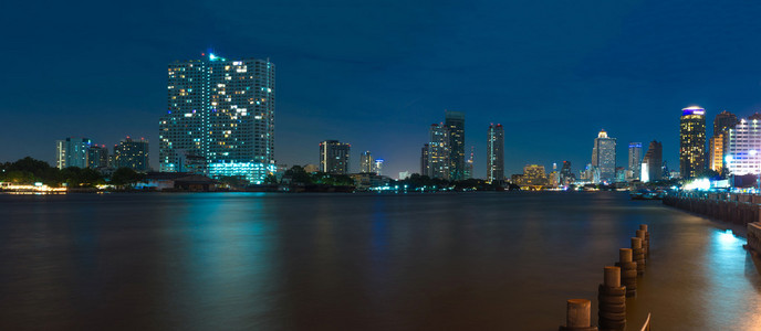 曼谷城市景观河侧在那黄昏时分，泰国