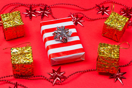 圣诞节红色背景与礼物和装饰