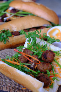 越南街头食品班米蒂努昂图片