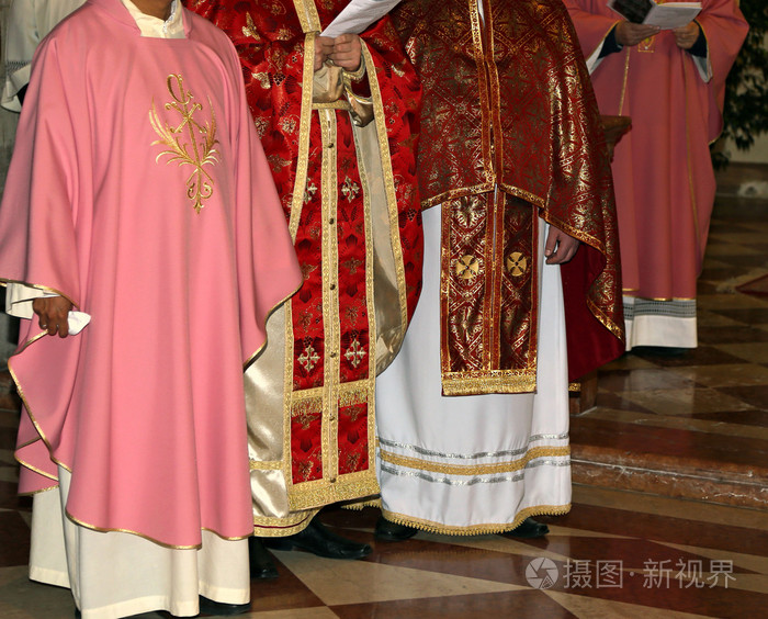 教士在教会在弥撒期间