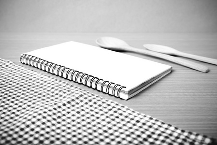 笔记本和厨房工具