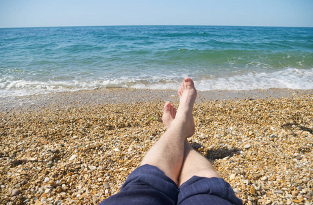 海灘背景下的男子脚