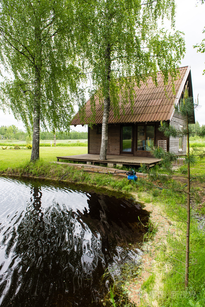 乡间别墅和池塘池塘和橡木树照片-正版商用图片0e75jc-摄图新视界