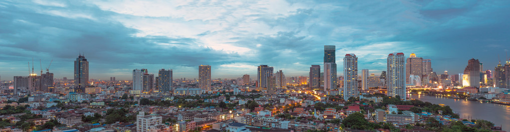 黄昏时分曼谷城市景观现代建筑全景