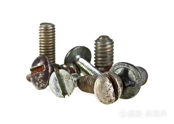 在白色背景上的各种旧螺丝