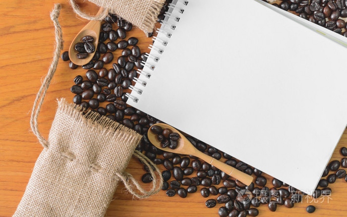 您的文字与麻布和咖啡豆上的的白色笔记本