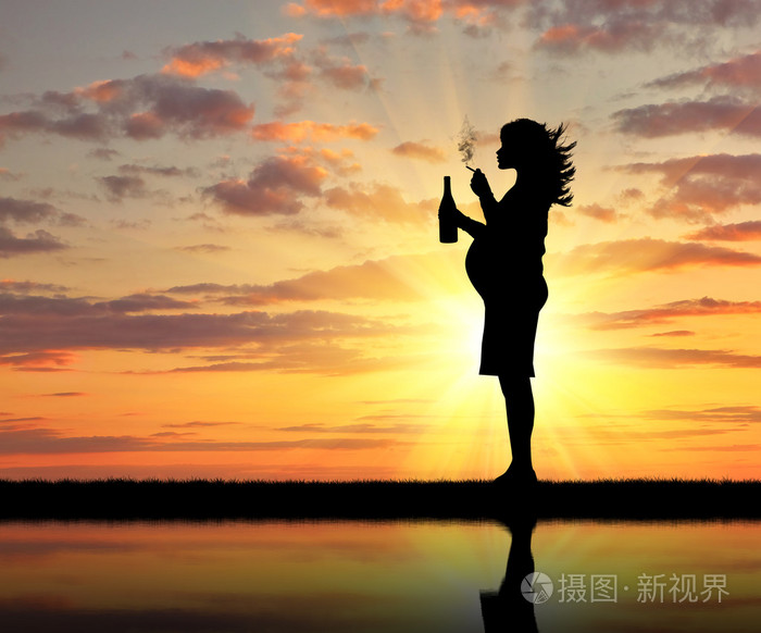 一个怀孕的女人的剪影照片-正版商用图片0e7871-摄图新视界