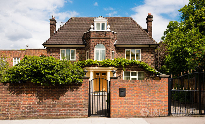 房子的棕色正面