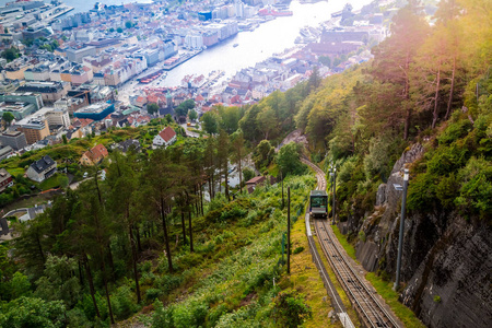 Floibanen 索道缆车到 Mt Floyen 在卑尔根市从顶部装载 Floyen 玻璃阳台观的山在挪威