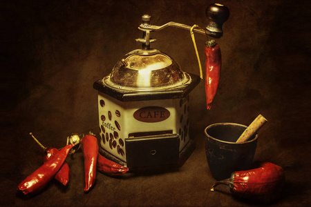 咖啡研磨机用研磨咖啡，红辣椒和肉桂棒