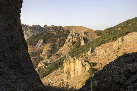 著名的岩层，海湾附近火山卡拉达格山卡拉达格保护区东北部克里米亚，黑海的景观