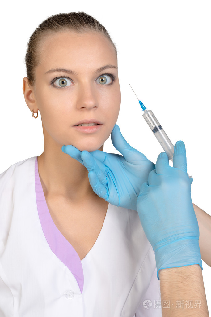 年轻漂亮的女孩,得到一个注射器注射肉毒杆菌注射
