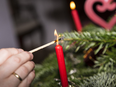 在圣诞树上点燃蜡烛图片