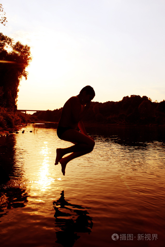 一个男孩潜水在晚上