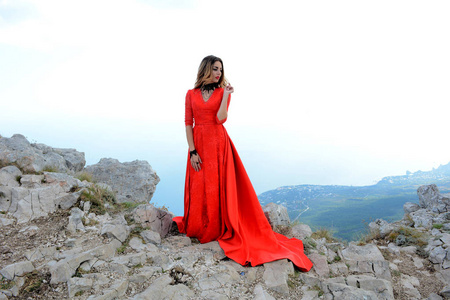 在山上的断崖边上长长的红衣服的女人。艾峰佩特里山