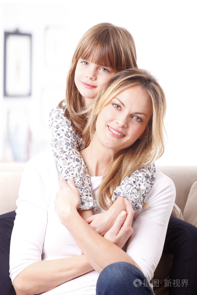 女孩拥抱她的母亲