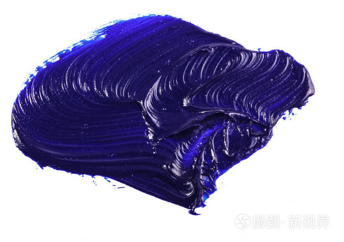 白色背景上的蓝色油画颜料的污点