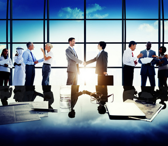 亚洲商人握手图片