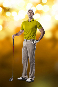 高尔夫选手在一件黄衬衫