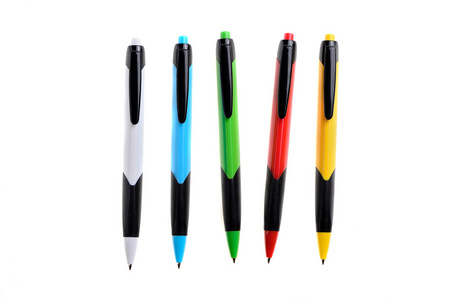 分离出的白色背景上的彩色的笔