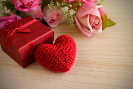 玫瑰与红色礼品包装盒和红色心形，情人节那天