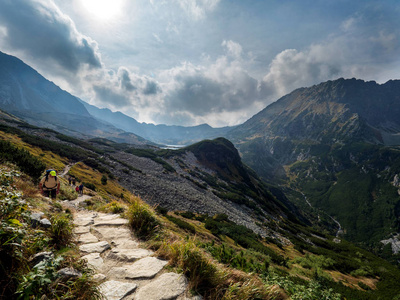 在路上 Tatra 山脉与游客的山景色的全景