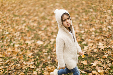 在秋天的公园里的女孩