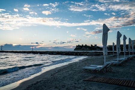 日落在尼撒海滩, 床和雨伞在哈尔基迪基