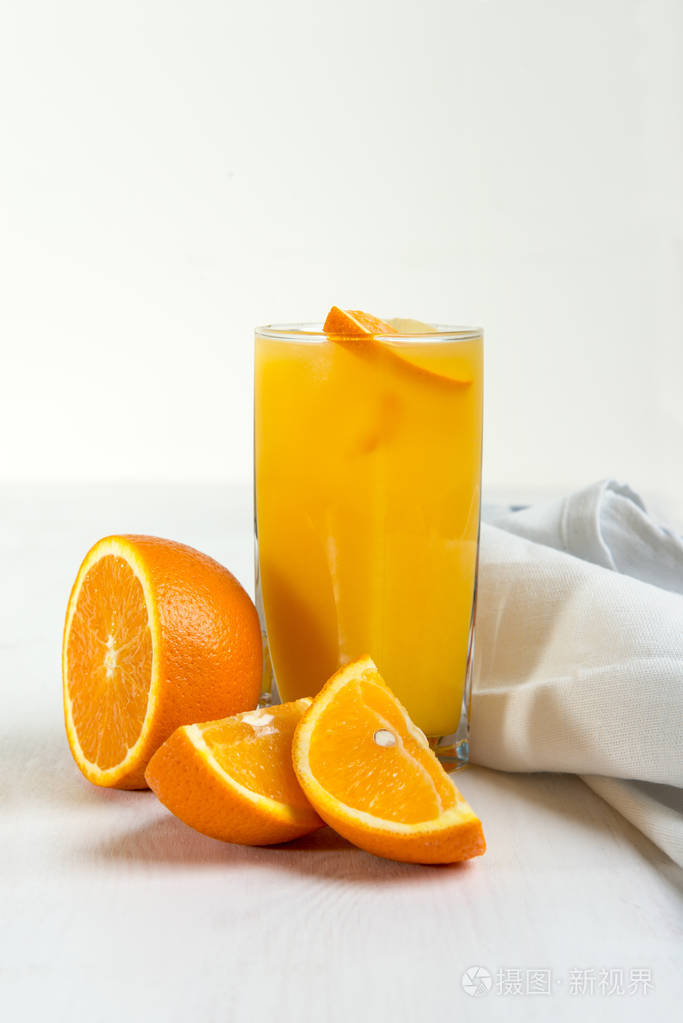 杯橙汁和橙色块
